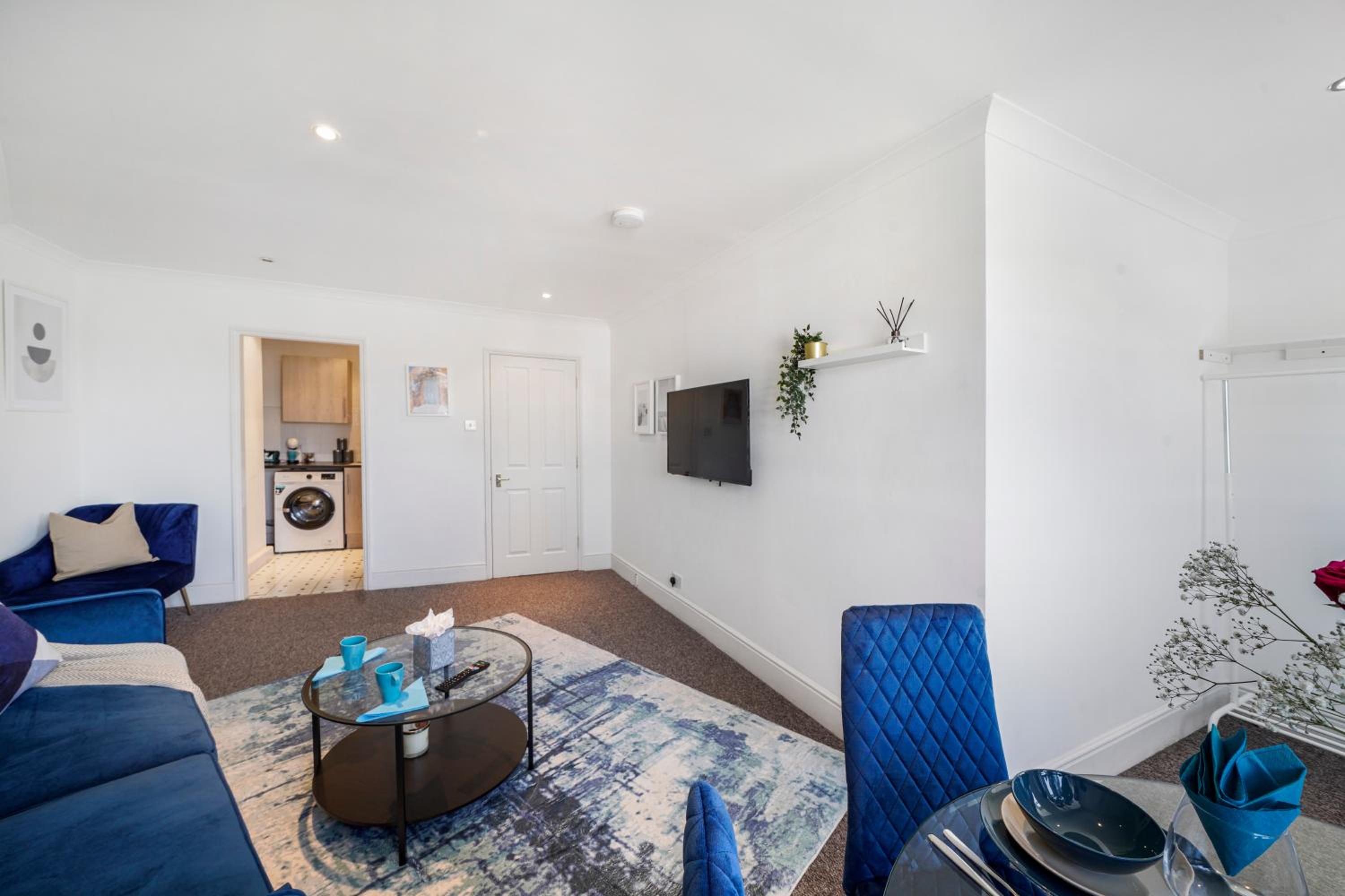 1BR & 2BR Apts By LiveStay Short Lets & Serviced Accommodation London With Free Wifi