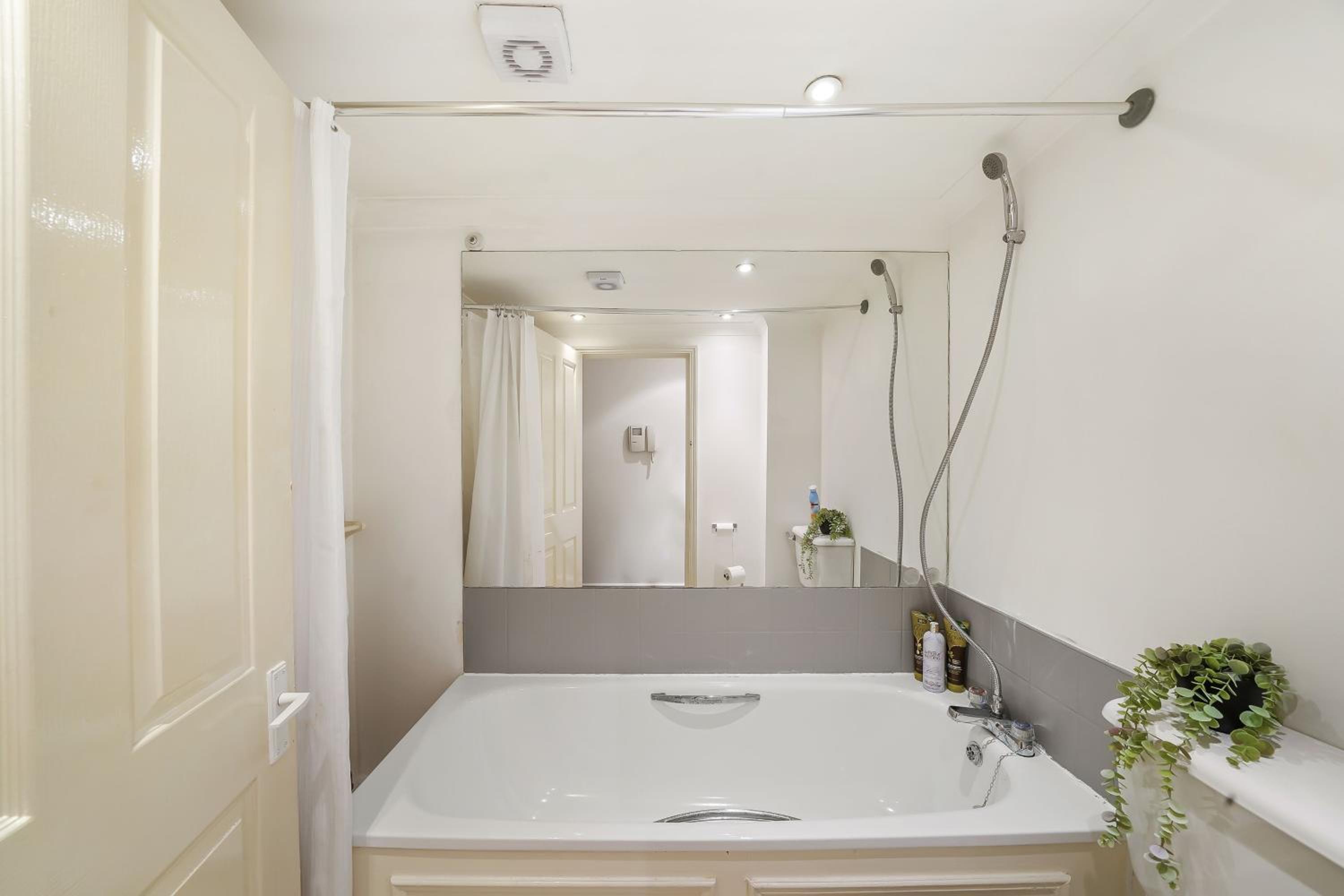 1BR & 2BR Apts By LiveStay Short Lets & Serviced Accommodation London With Free Wifi