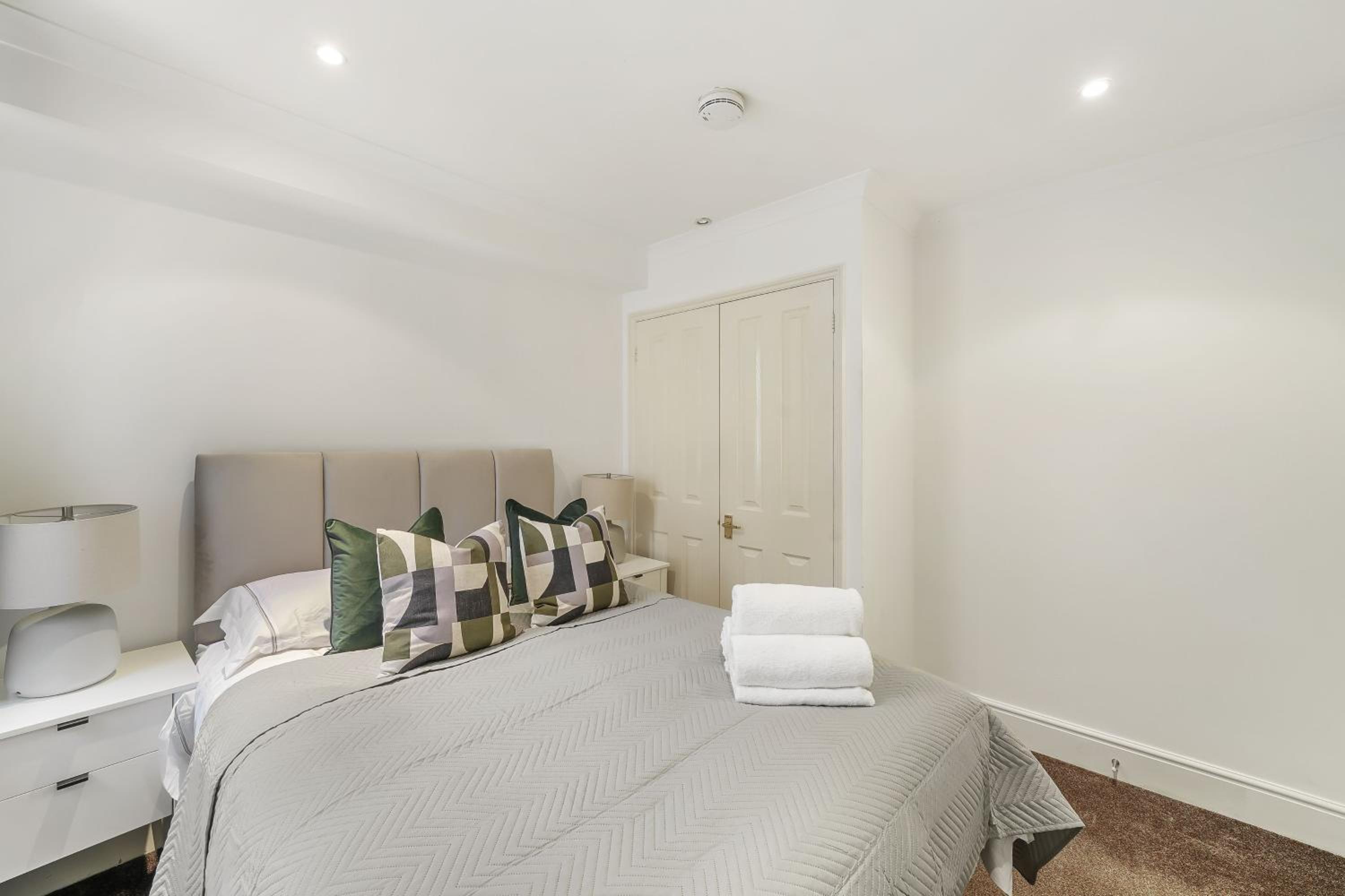 1BR & 2BR Apts By LiveStay Short Lets & Serviced Accommodation London With Free Wifi