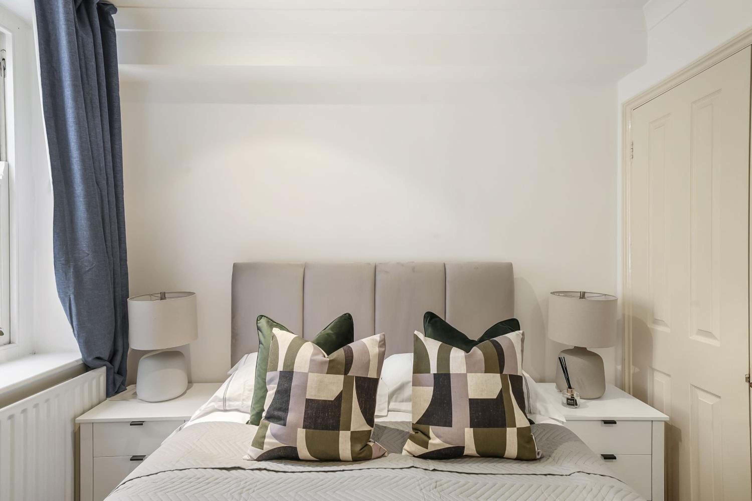 1BR & 2BR Apts By LiveStay Short Lets & Serviced Accommodation London With Free Wifi