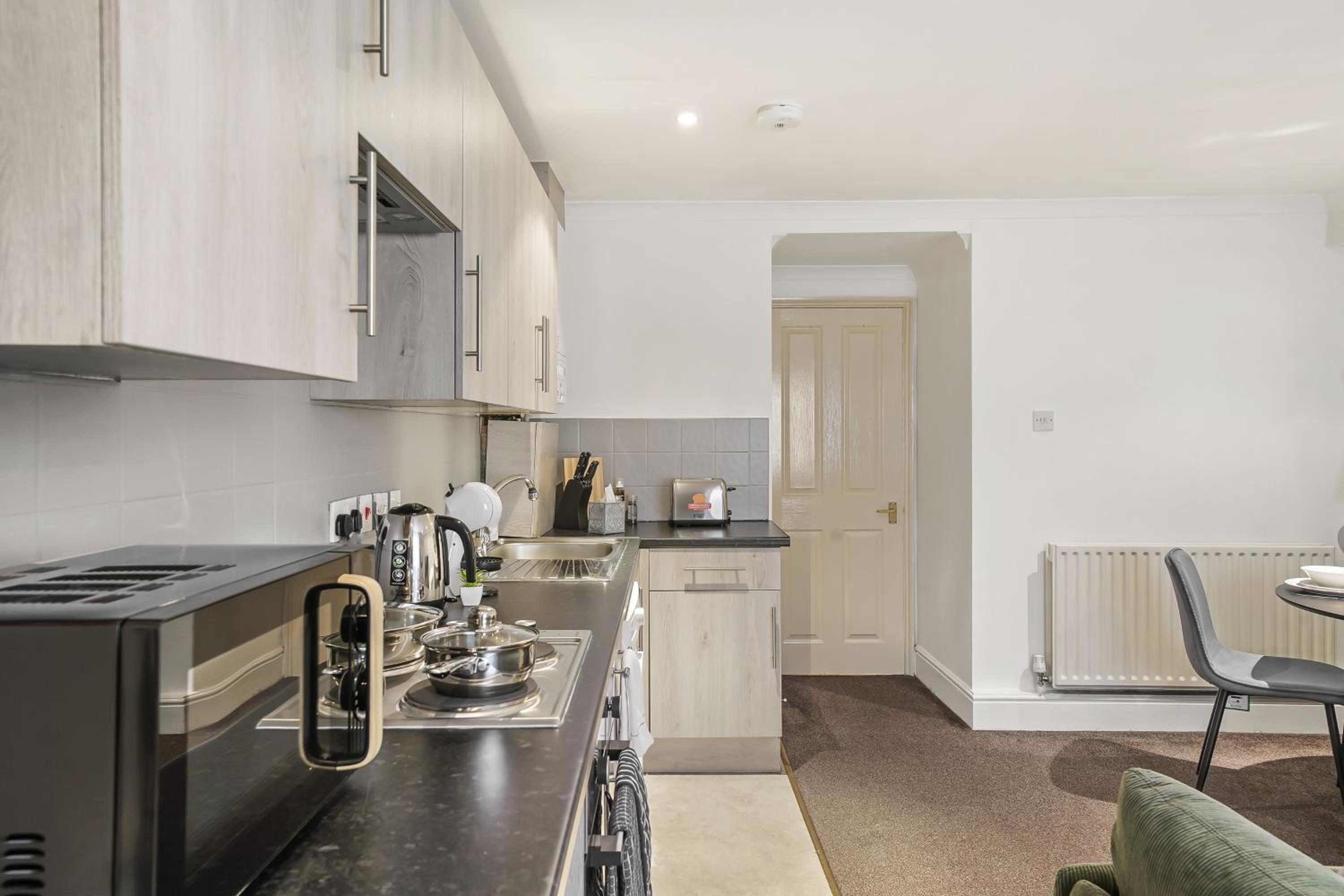 1BR & 2BR Apts By LiveStay Short Lets & Serviced Accommodation London With Free Wifi