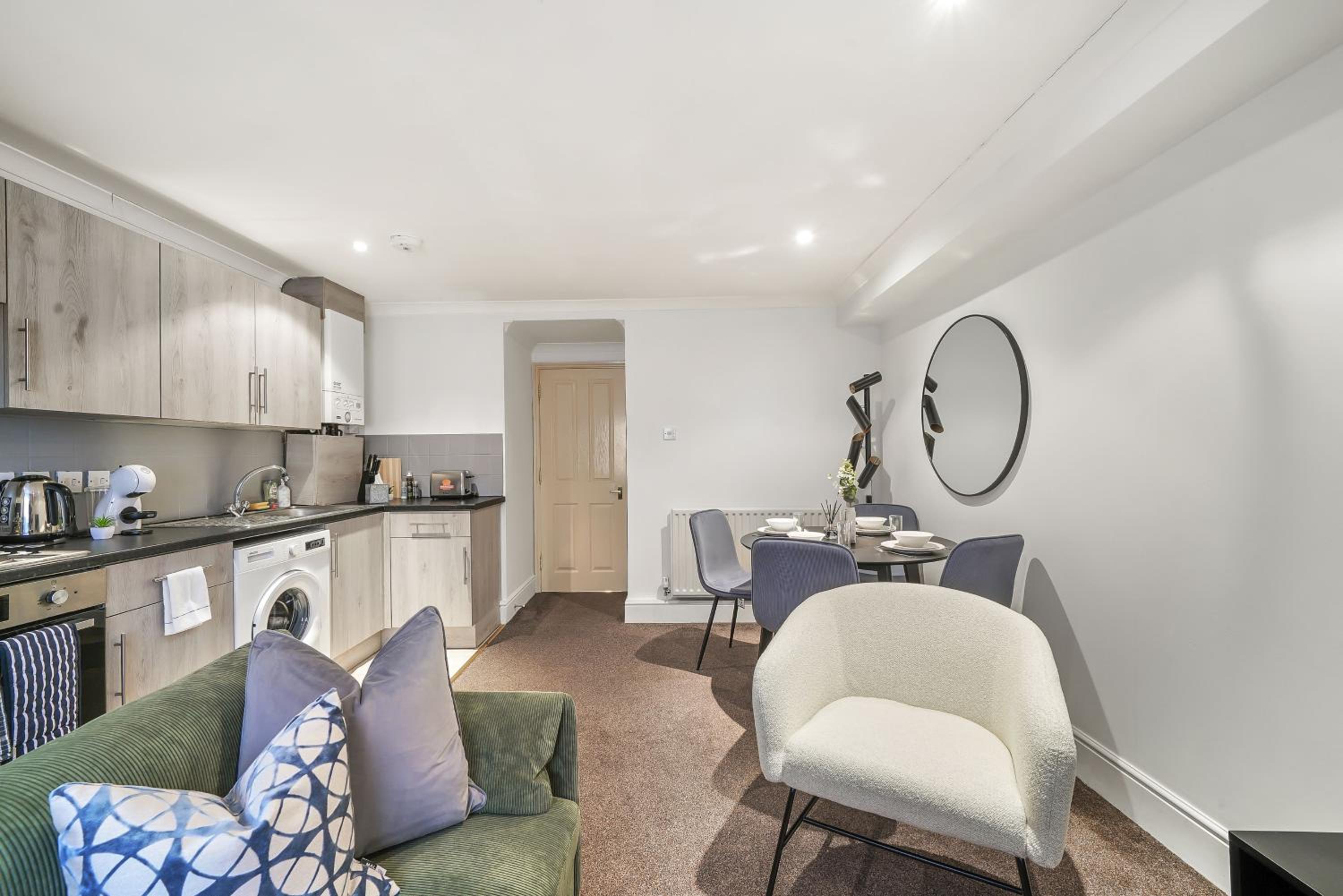 1BR & 2BR Apts By LiveStay Short Lets & Serviced Accommodation London With Free Wifi