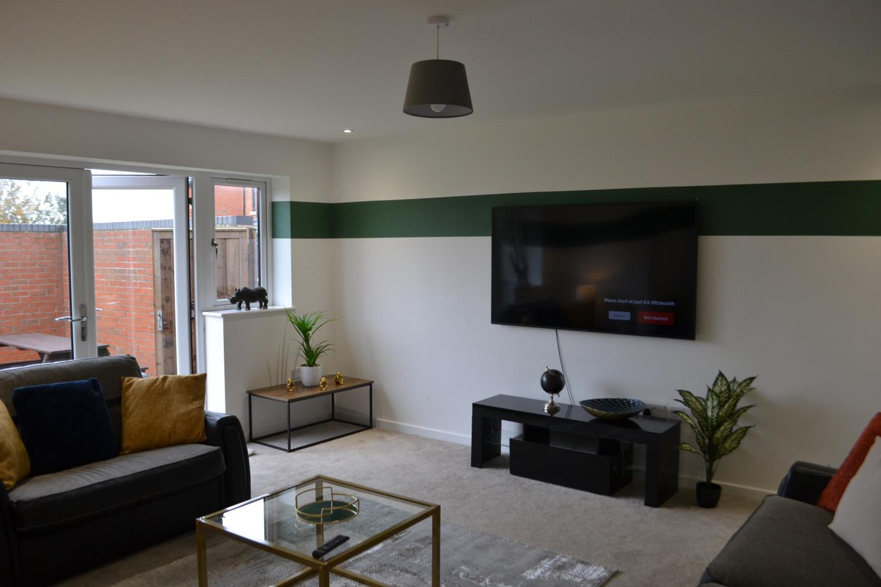 Fort House Large 6BR Home Sleeps 12 3 Bathrooms NEC, JLR, BHX Nearby view 4
