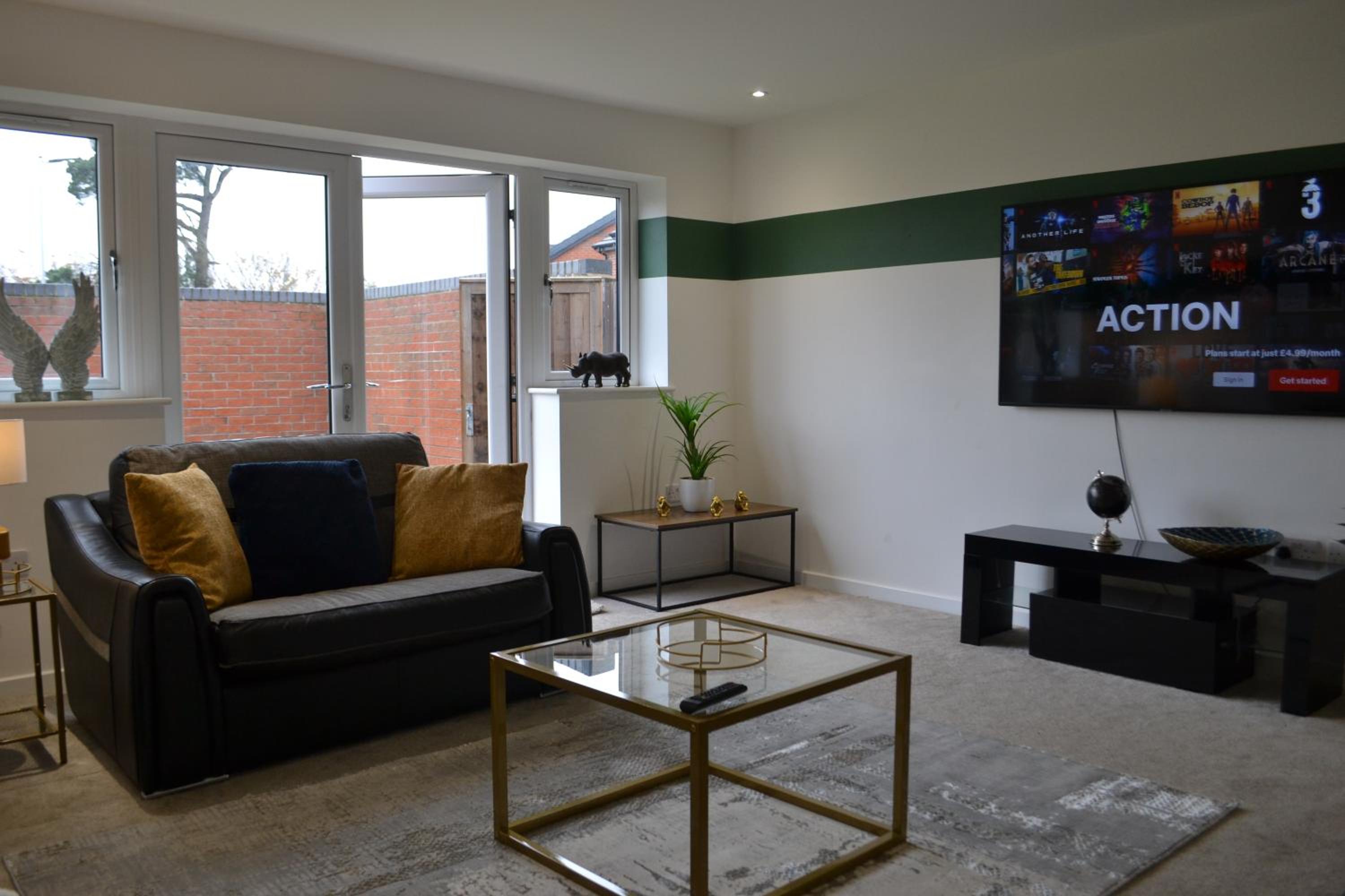 Fort House Large 6BR Home Sleeps 12 3 Bathrooms NEC, JLR, BHX Nearby view 5
