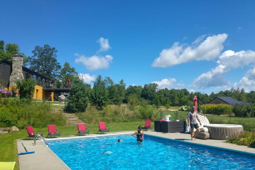Spacious luxurious Villa, bright cottage, pool, Jacuzzi, sauna, nature