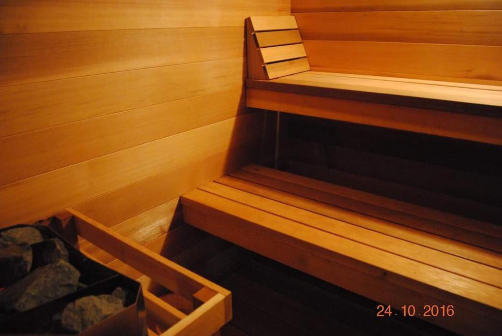 Spacious luxurious Villa, bright cottage, pool, Jacuzzi, sauna, nature