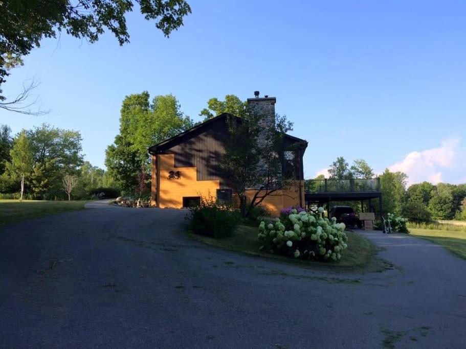 Spacious luxurious Villa, bright cottage, pool, Jacuzzi, sauna, nature