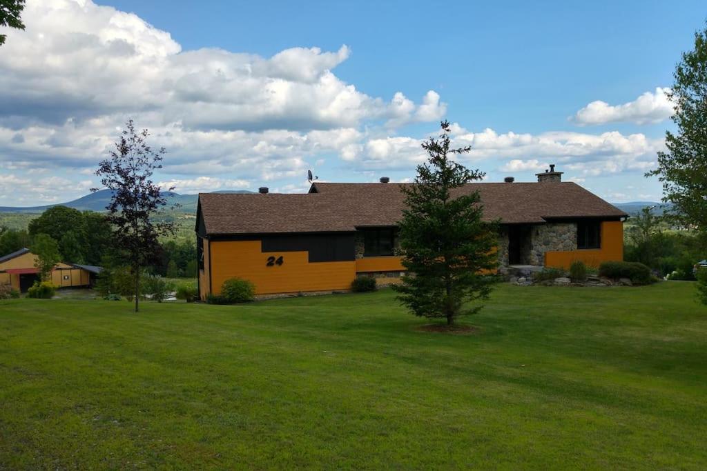 Spacious luxurious Villa, bright cottage, pool, Jacuzzi, sauna, nature