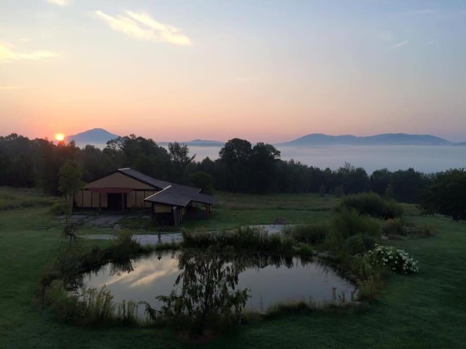 Spacious luxurious Villa, bright cottage, pool, Jacuzzi, sauna, nature