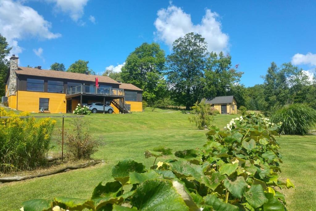 Spacious luxurious Villa, bright cottage, pool, Jacuzzi, sauna, nature