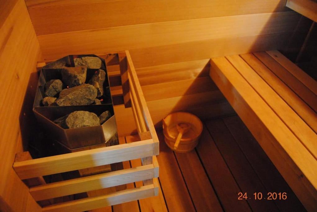Spacious luxurious Villa, bright cottage, pool, Jacuzzi, sauna, nature
