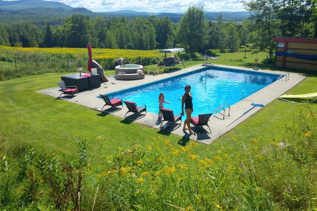 Spacious luxurious Villa, bright cottage, pool, Jacuzzi, sauna, nature