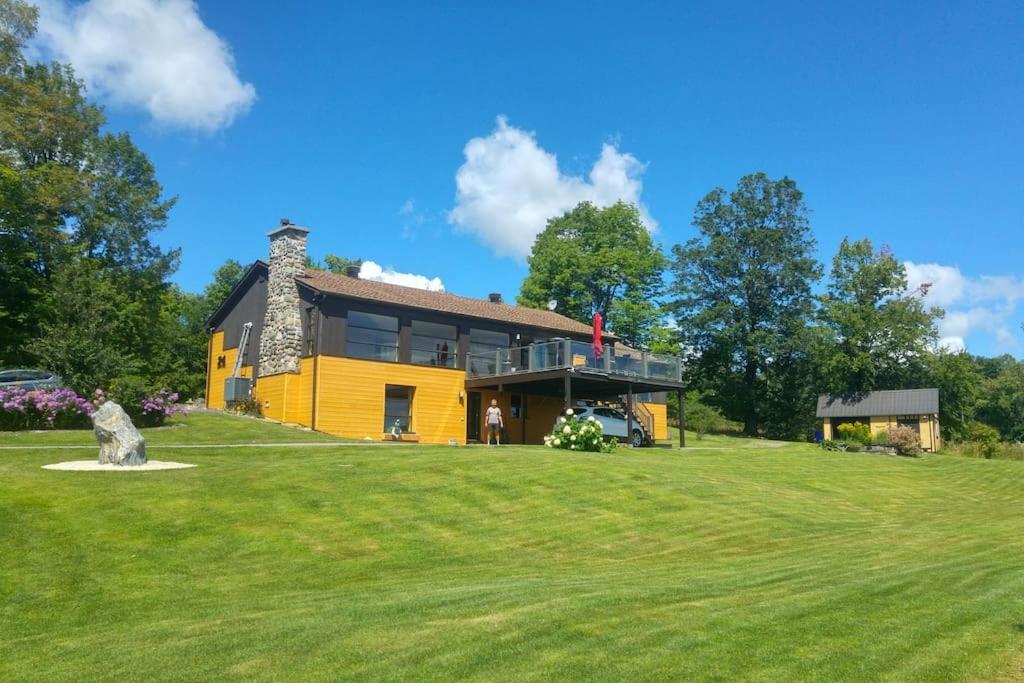 Spacious luxurious Villa, bright cottage, pool, Jacuzzi, sauna, nature