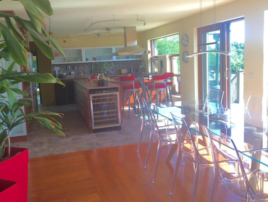 Spacious luxurious Villa, bright cottage, pool, Jacuzzi, sauna, nature