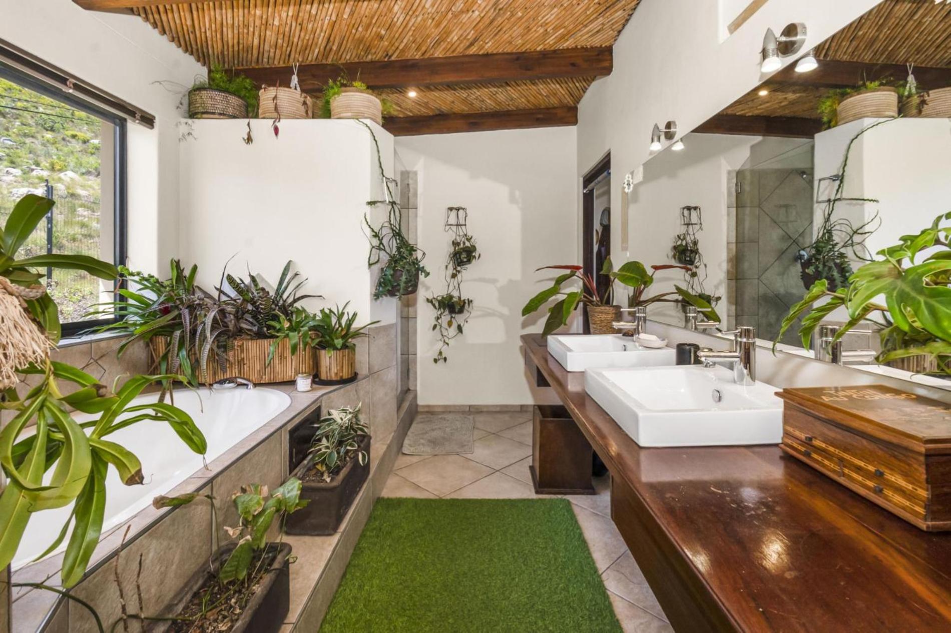 Hout Bay Coastal Villa with Mountain Views view 4