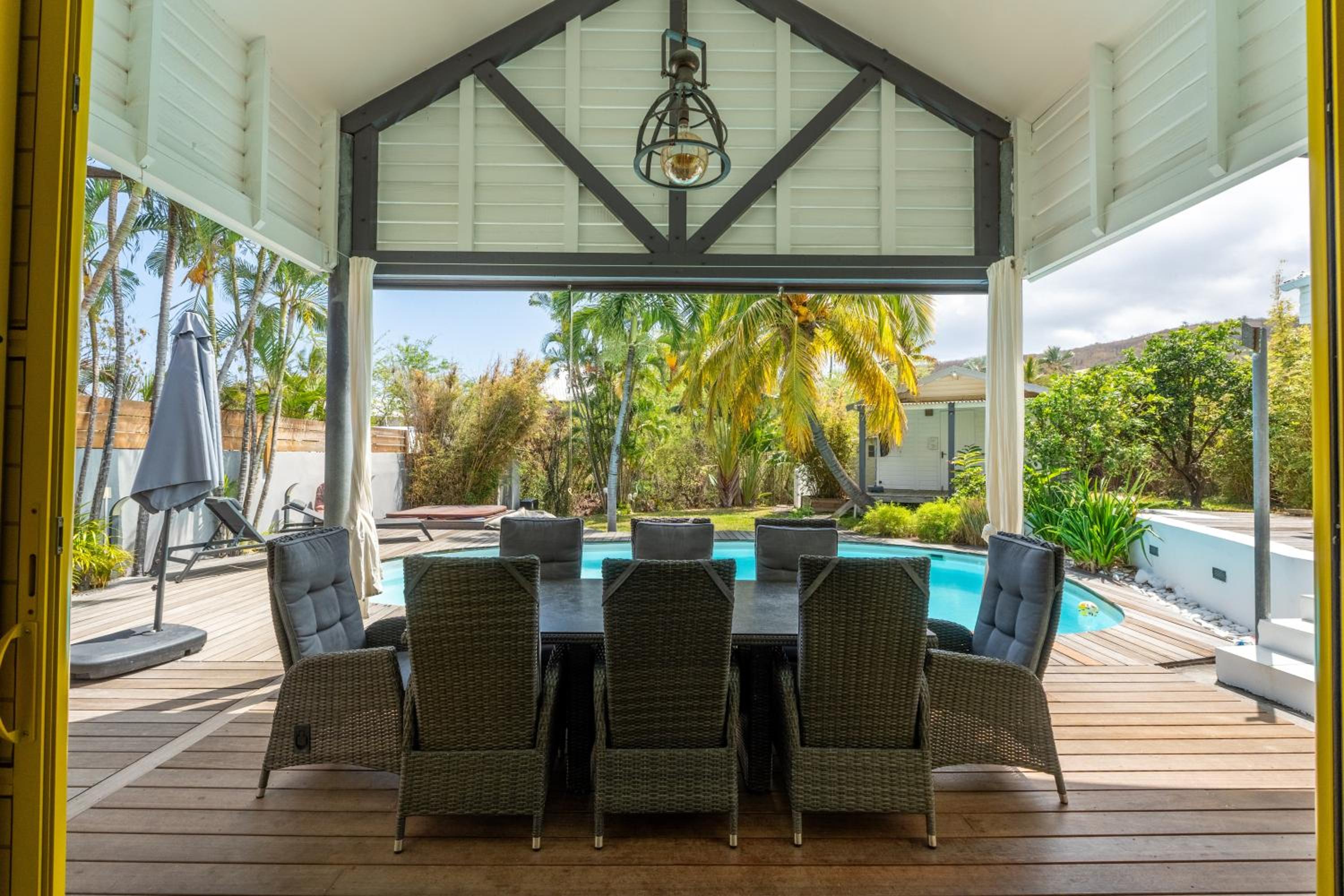 Villa Ylang - Piscine et Jacuzzi view 3