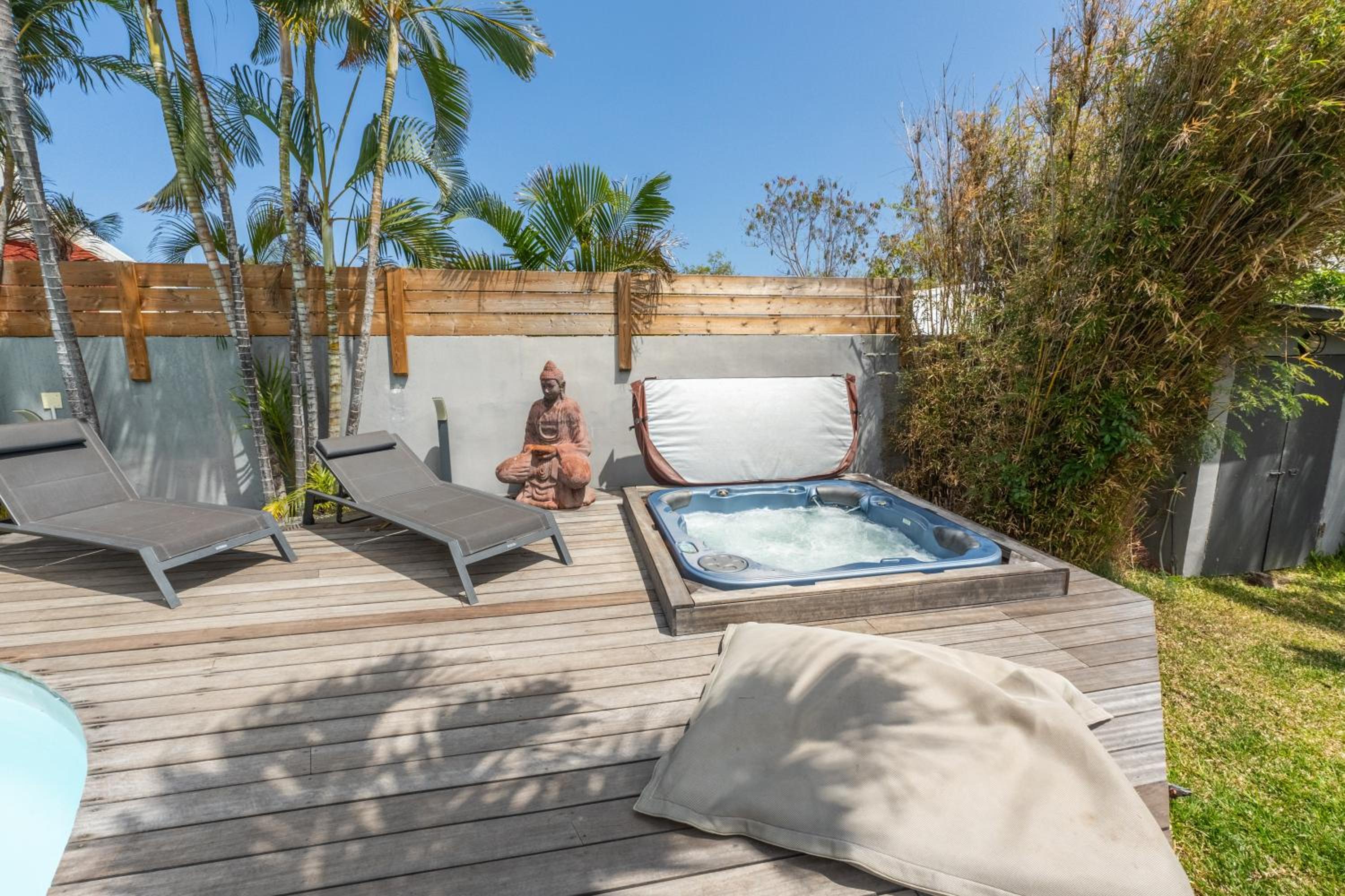 Villa Ylang - Piscine et Jacuzzi view 4