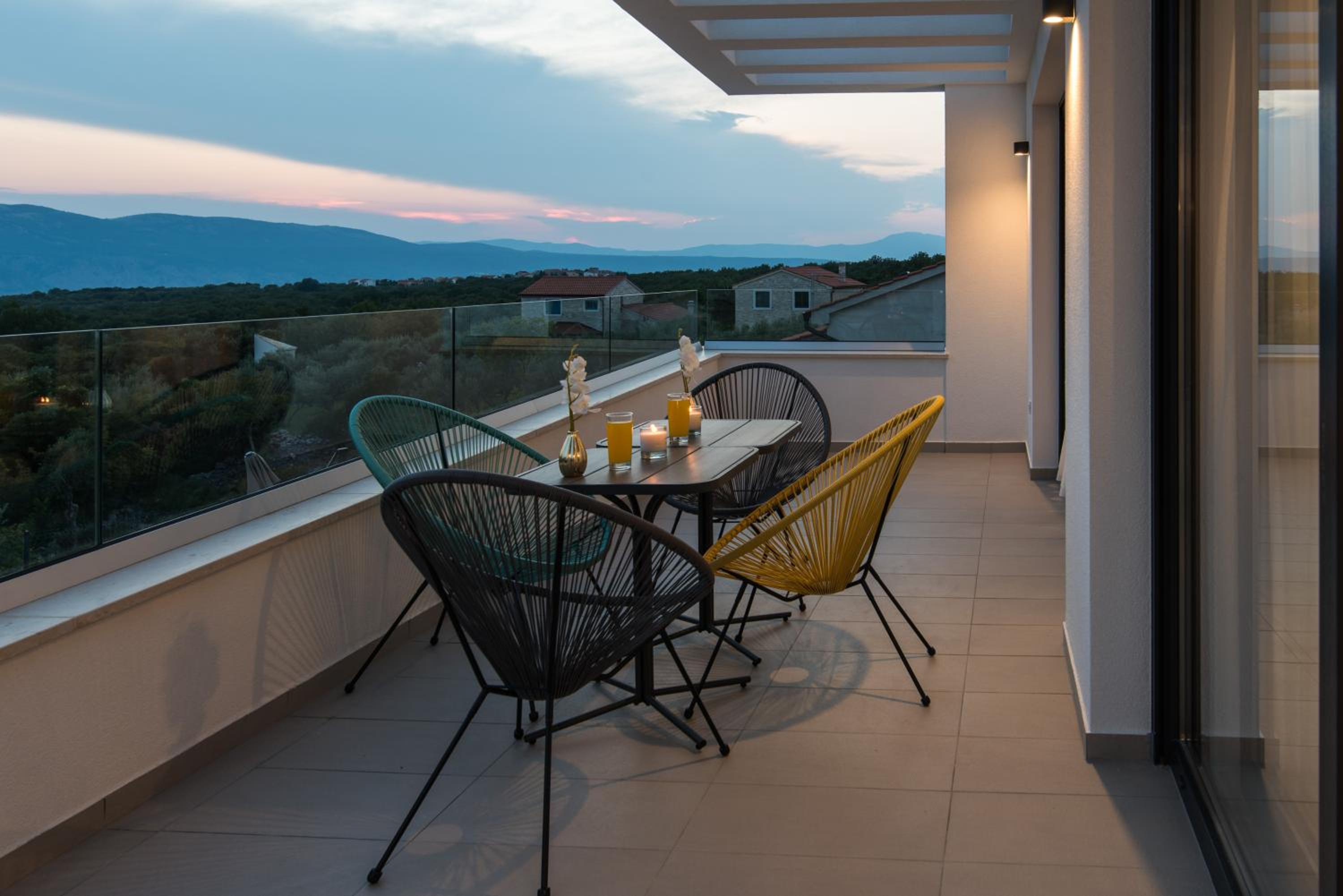 Villa Salvia with pool view 4