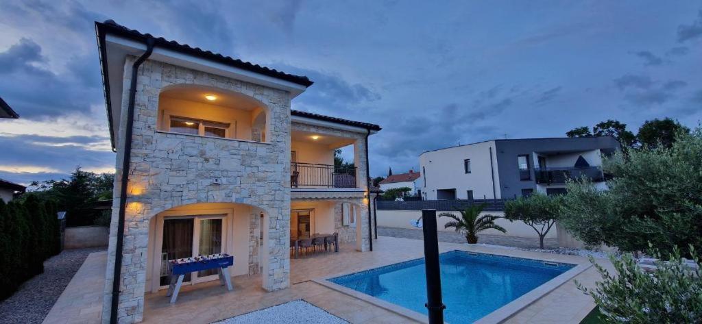 Luxury five stars villa with pool, near beach - by TRAVELER tourist agency Krk - ID 2140 view 4