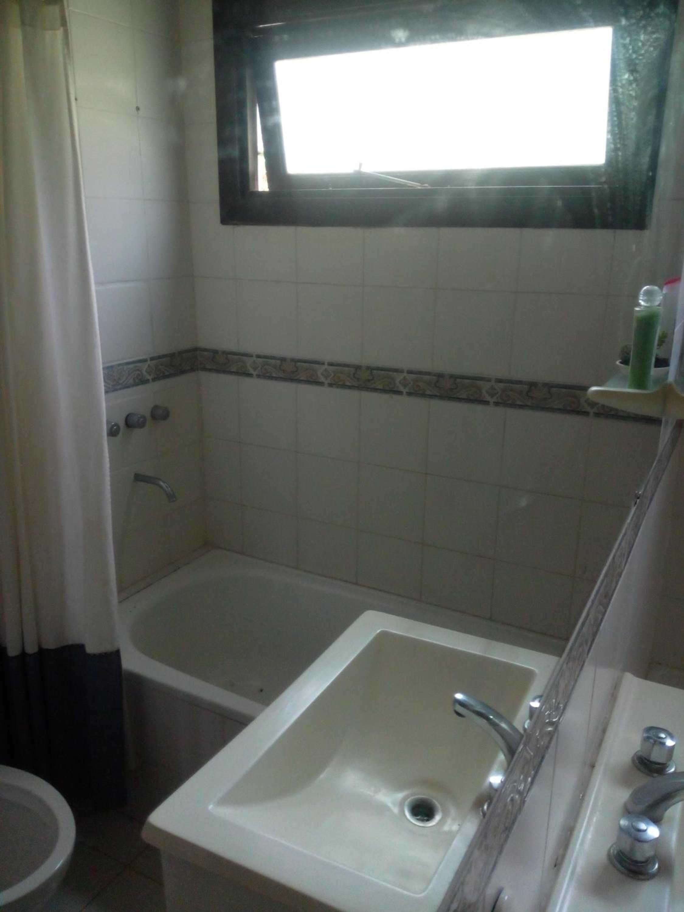 Habitación cerca del golf con baño privado en CASA COMPARTIDA