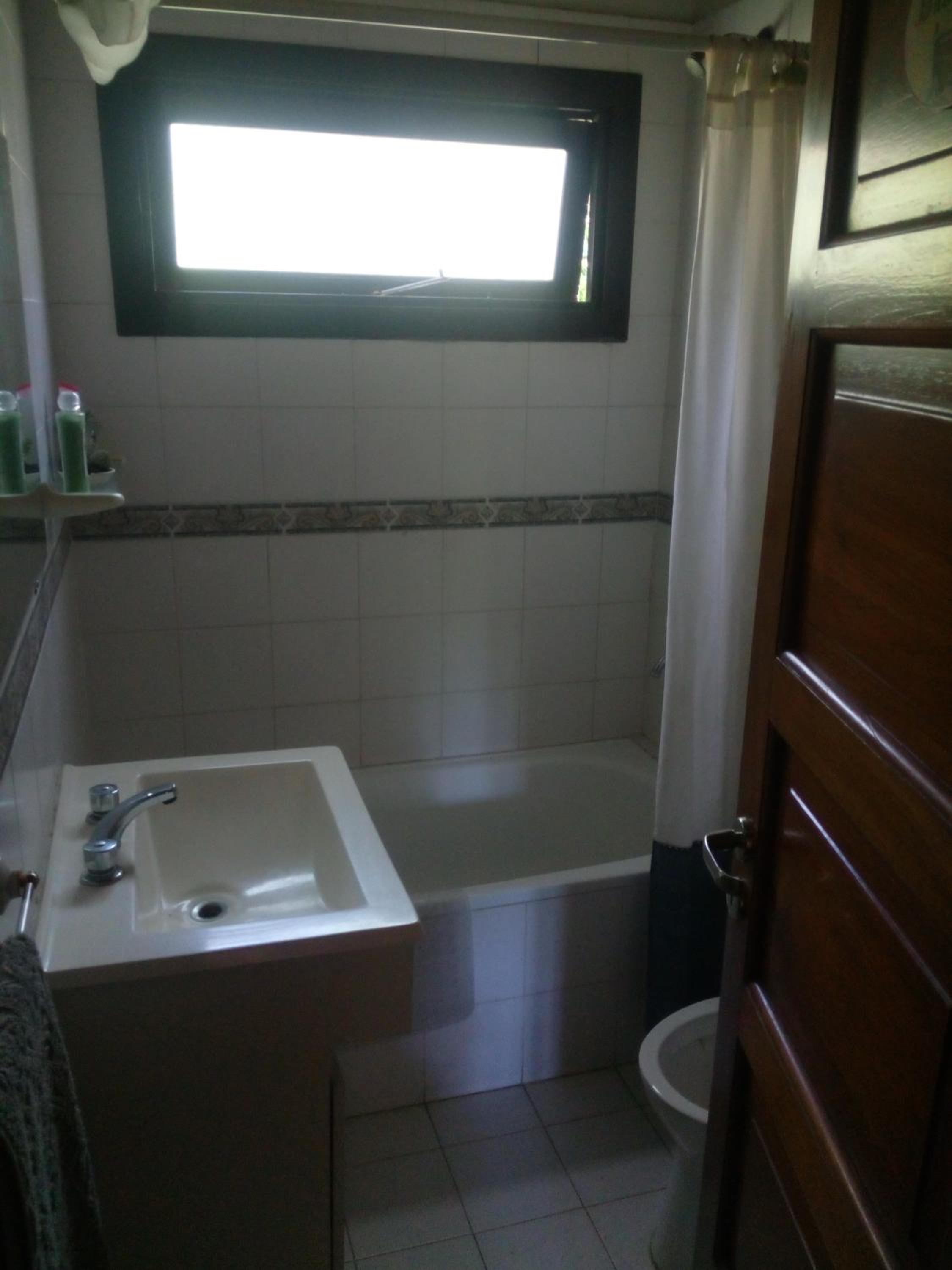 Habitación cerca del golf con baño privado en CASA COMPARTIDA