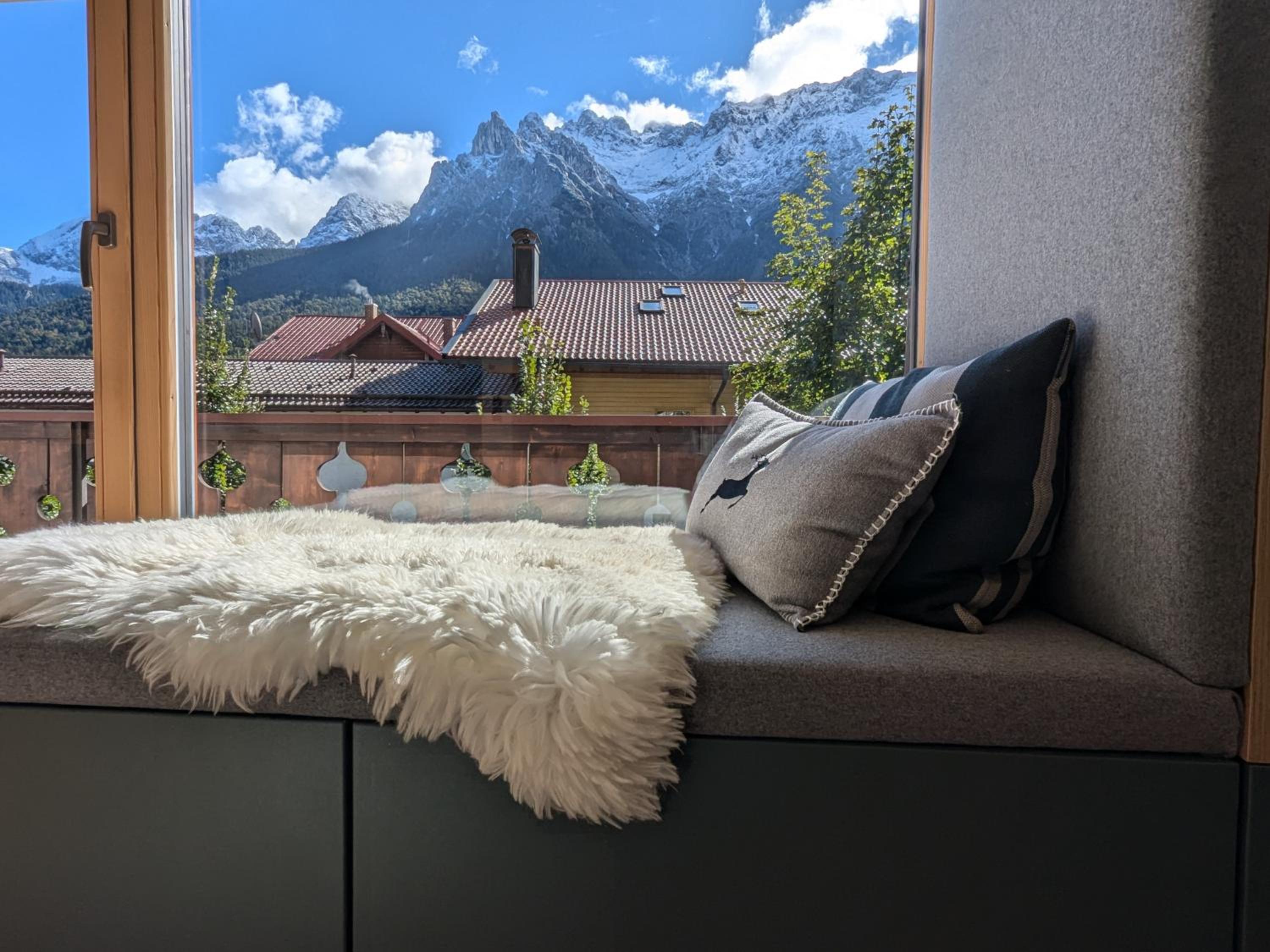 Die Karwendelsuite - 5 Sterne FeWo mit bestem Bergblick, zentrumsnah & ruhig gelegen, familienfreundlich