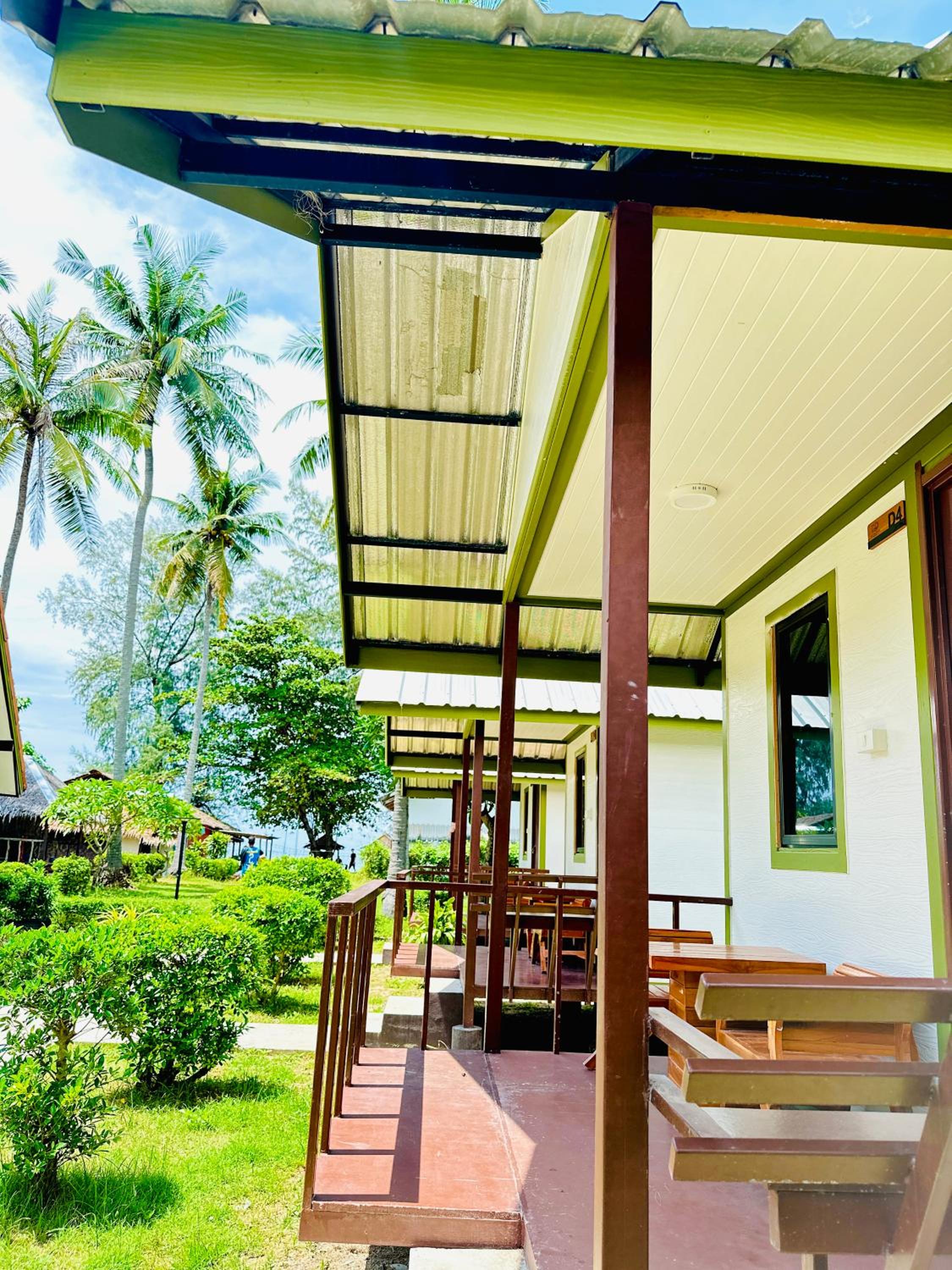 Lanta L.D. Beach Bungalow