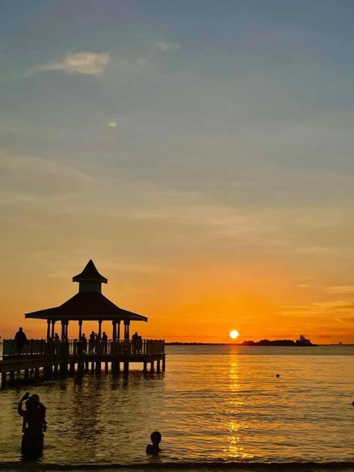 Amanece frente al mar
