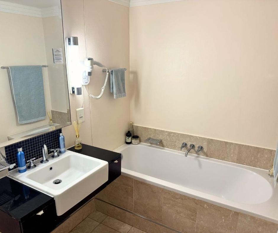 Stunning Cape Town City Centre Apartment view 4