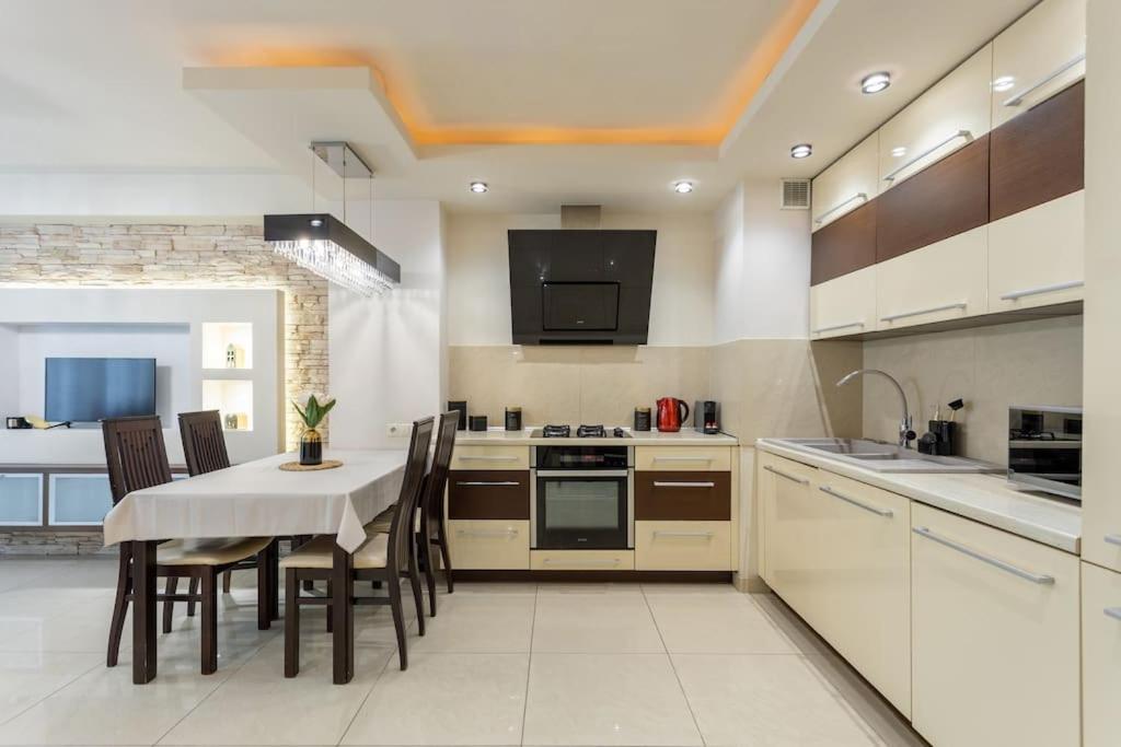 Golden Apartments Warsaw - Best Location in City Center Grzybowska 5-305