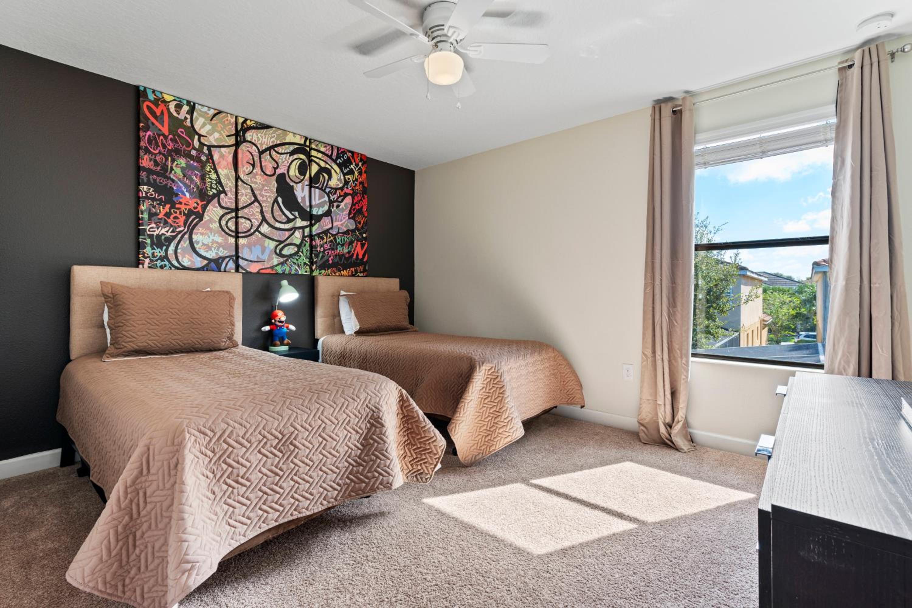 Amazing House 6 Bedrooms5 BathPoolMovie Theater view 5