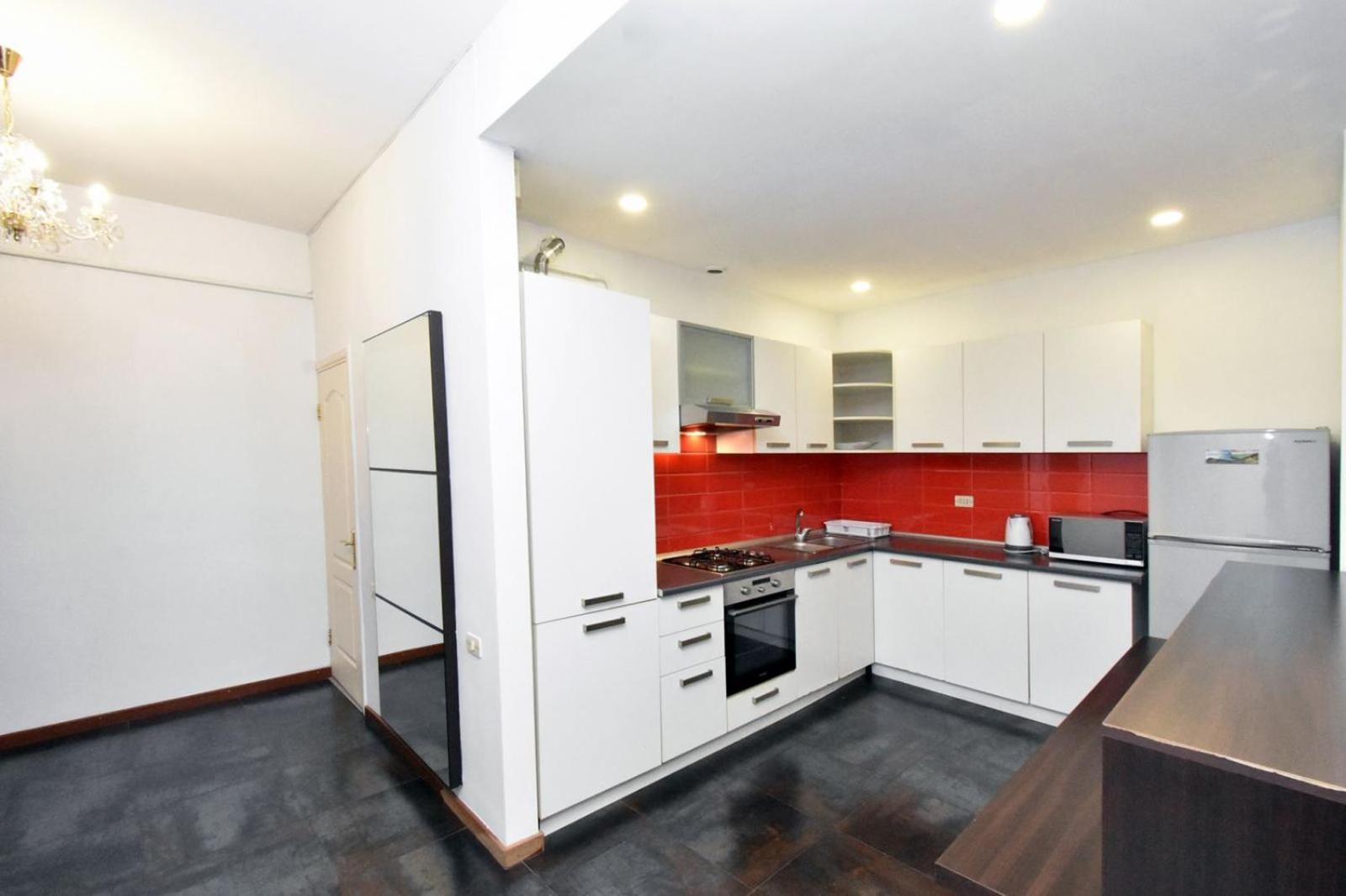 Northern Avenue, 1 bedroom Modern, New Euro Renovated apartment HH399