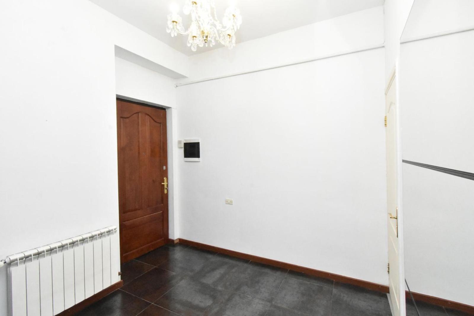 Northern Avenue, 1 bedroom Modern, New Euro Renovated apartment HH399