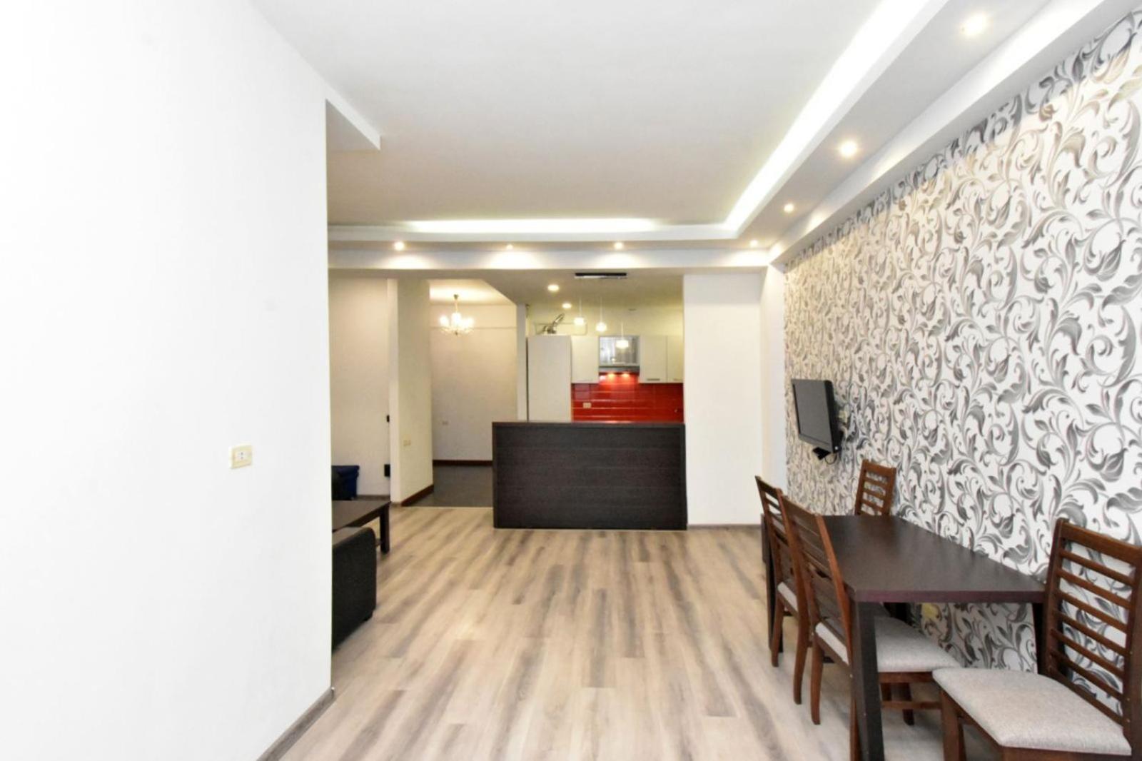 Northern Avenue, 1 bedroom Modern, New Euro Renovated apartment HH399
