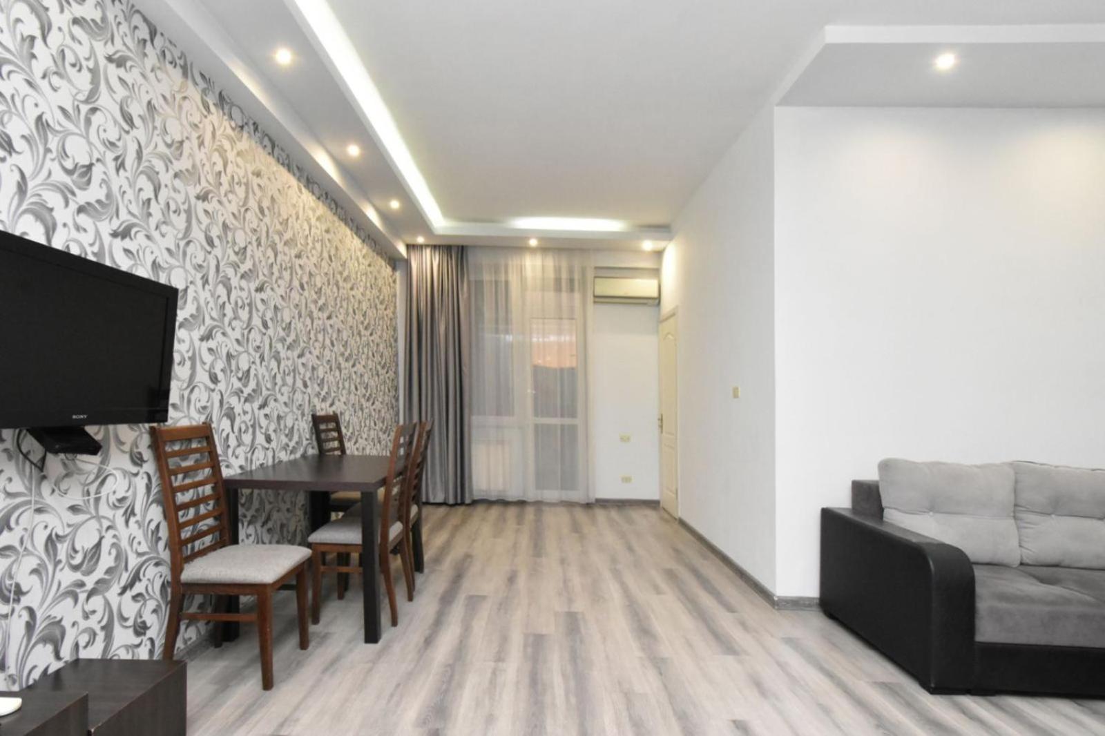 Northern Avenue, 1 bedroom Modern, New Euro Renovated apartment HH399