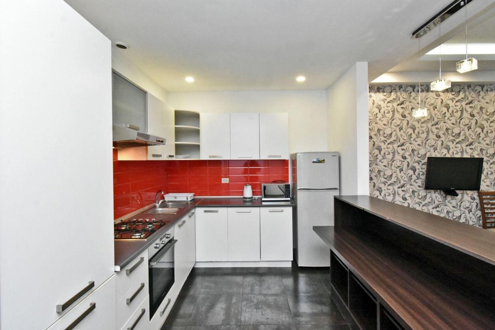 Northern Avenue, 1 bedroom Modern, New Euro Renovated apartment HH399