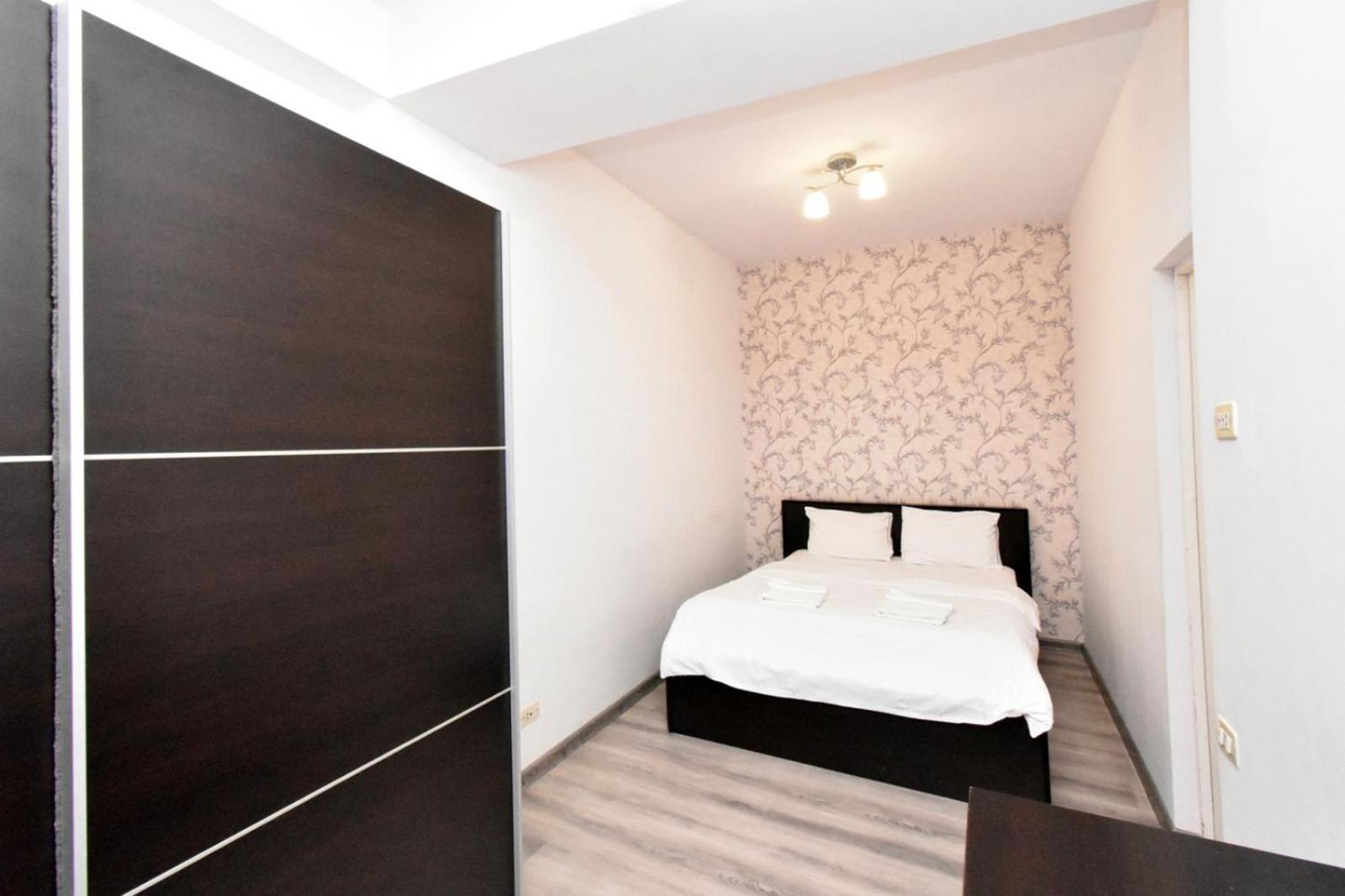 Northern Avenue, 1 bedroom Modern, New Euro Renovated apartment HH399