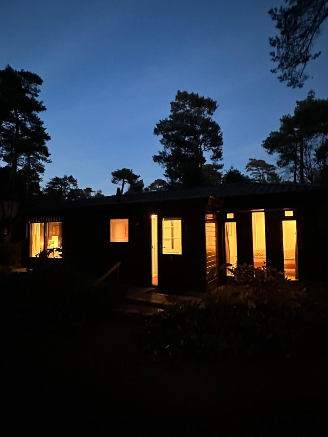 StayatSas Pippa, Luxe Boshuis met Grote Omheinde Tuin aan Vijver