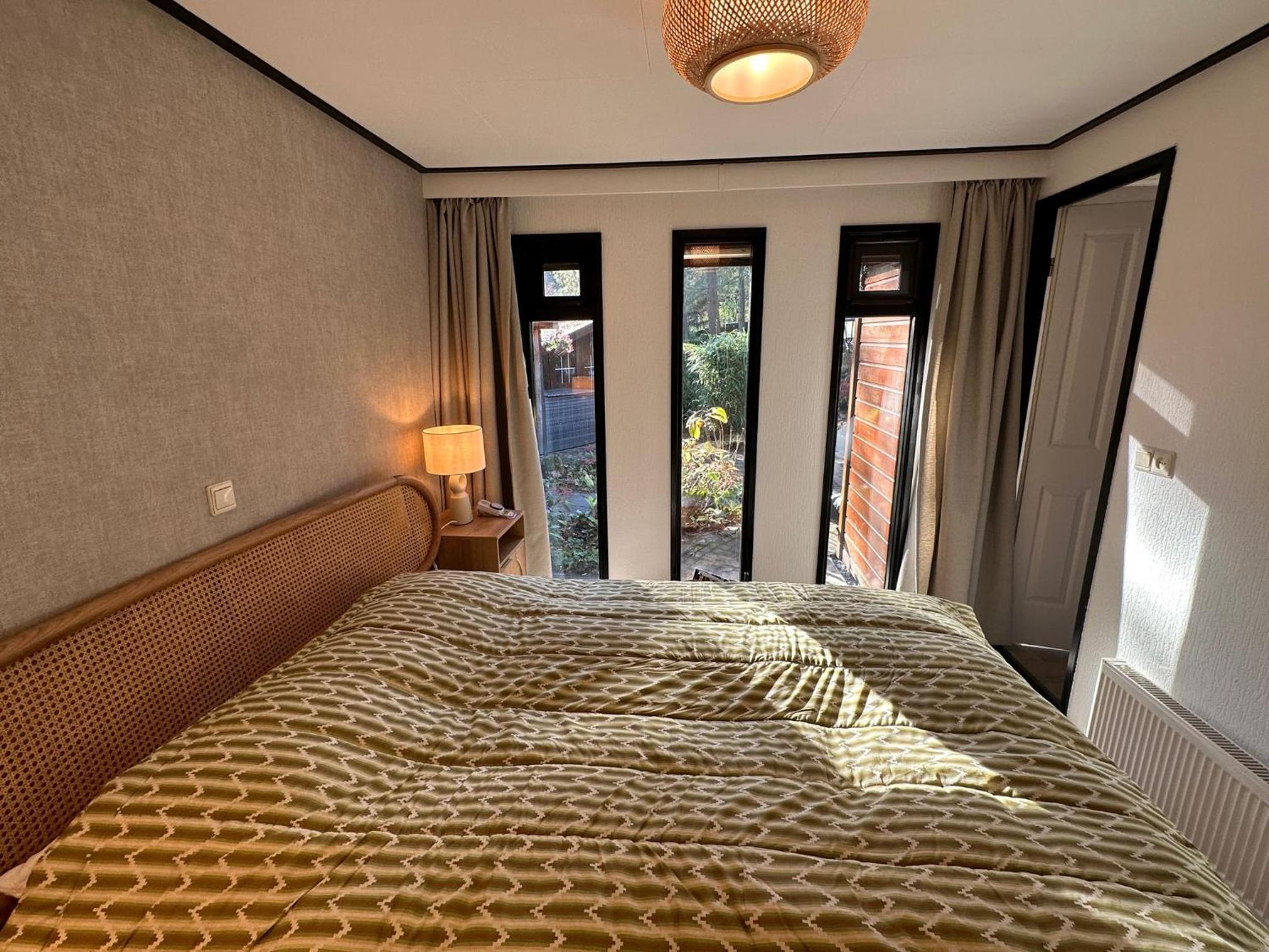StayatSas Pippa, Luxe Boshuis met Grote Omheinde Tuin aan Vijver