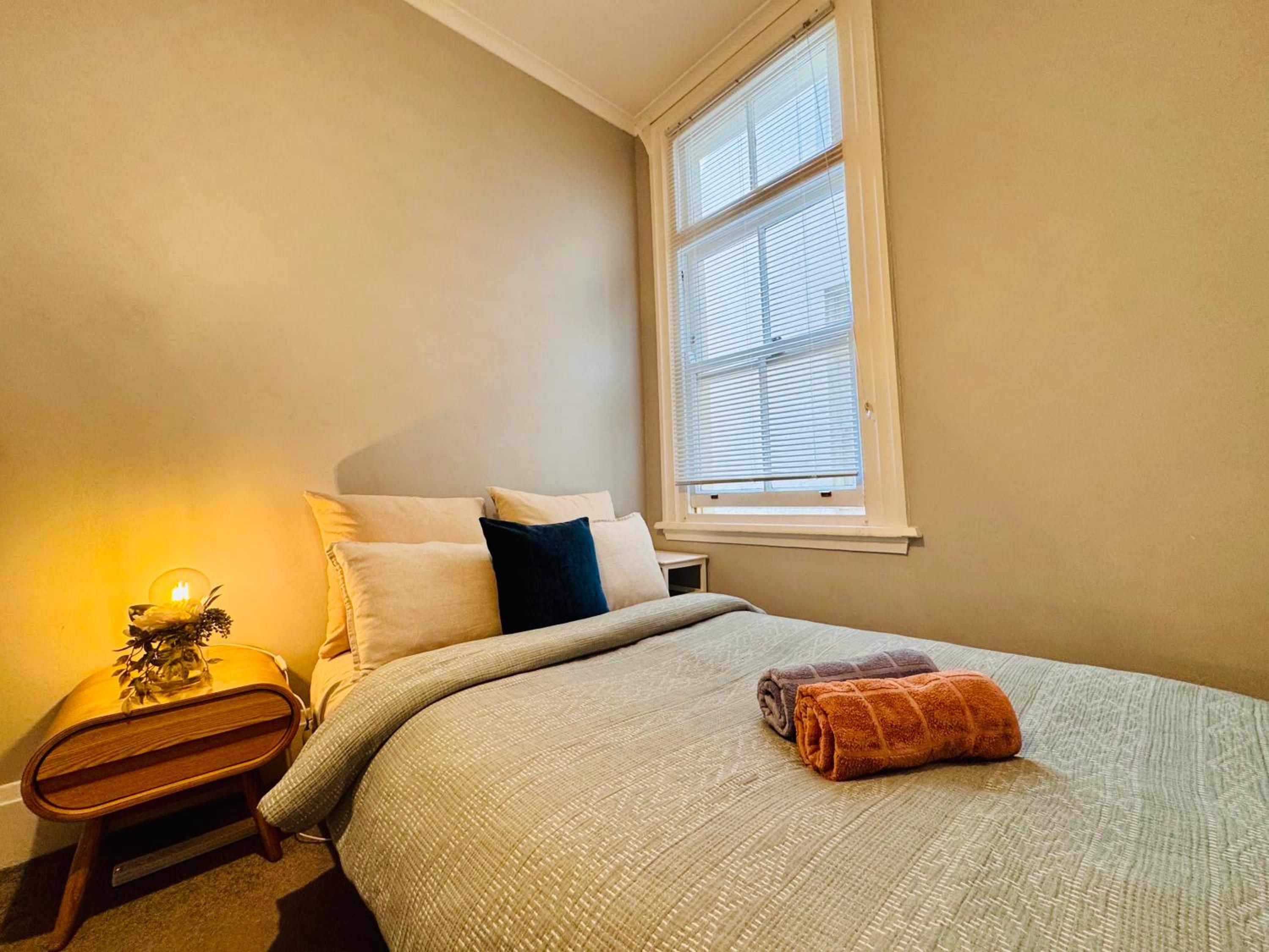 Sunny, Cozy, Central City 2BR Apartment - Free Parking 