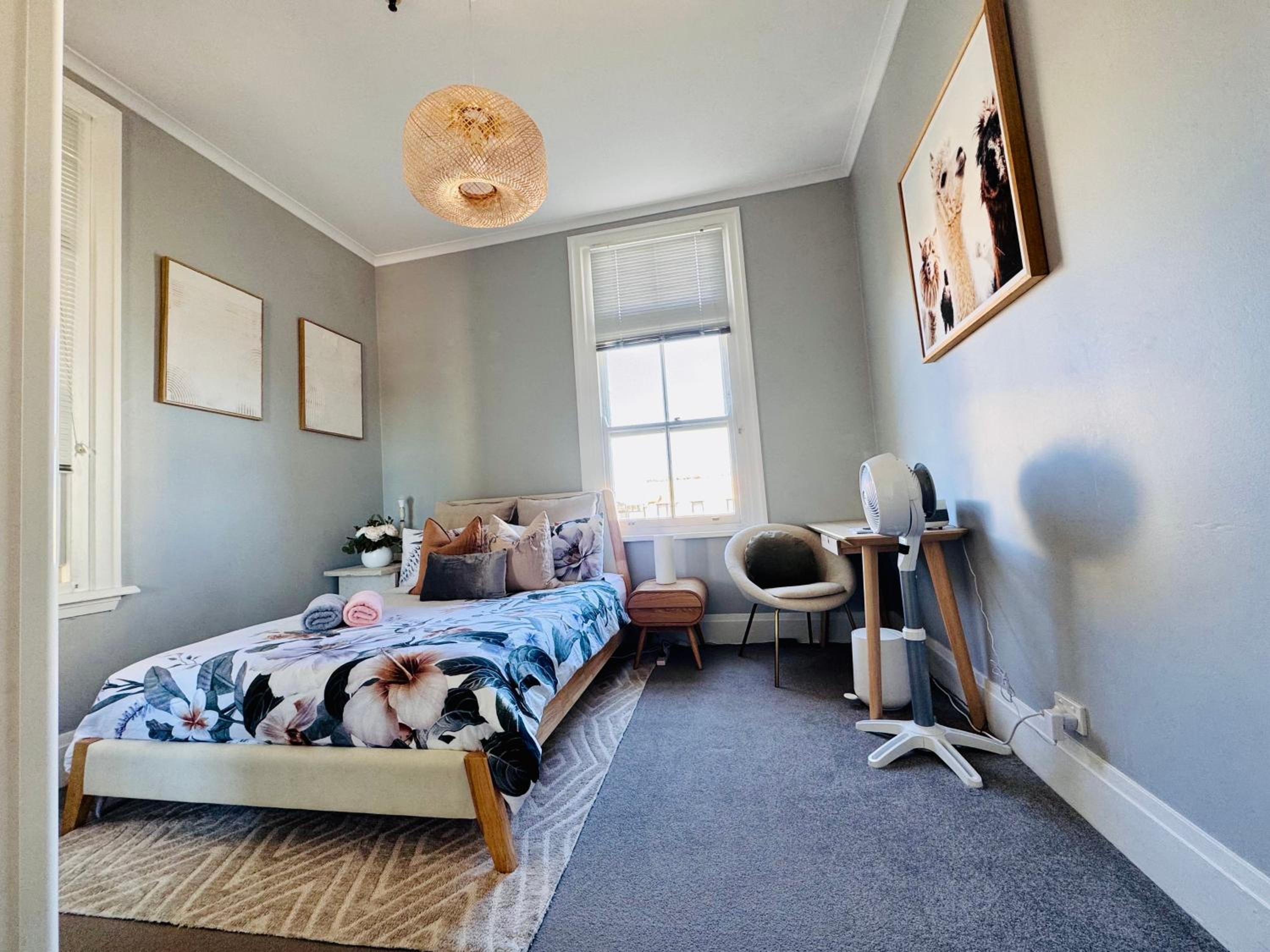 Sunny, Cozy, Central City 2BR Apartment - Free Parking 