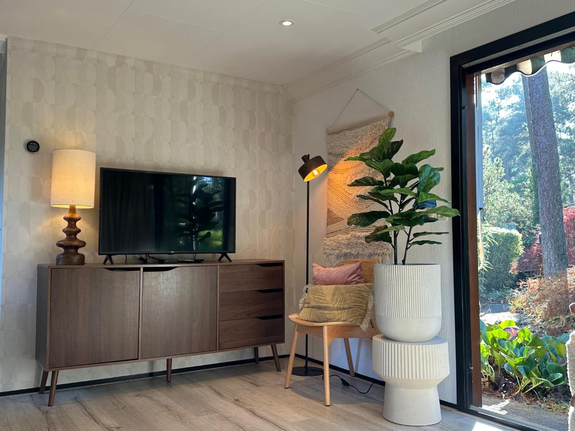 StayatSas Pippa, Luxe Boshuis met Grote Omheinde Tuin aan Vijver