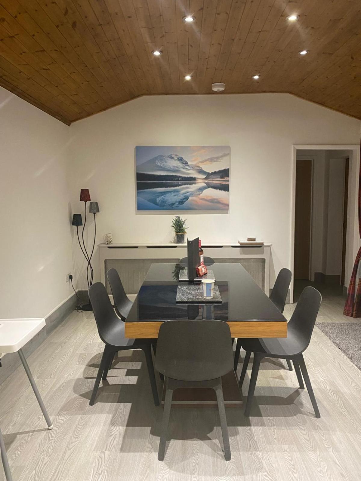 POPPY LUXURY LARGE LODGE Sleeps 9 and HOT TUB Hire for your Stay at Fairview Farm, Ravenshead, Nottingham Near Sherwood Forest, Dog Friendly, Farm Stay, Gr view 5