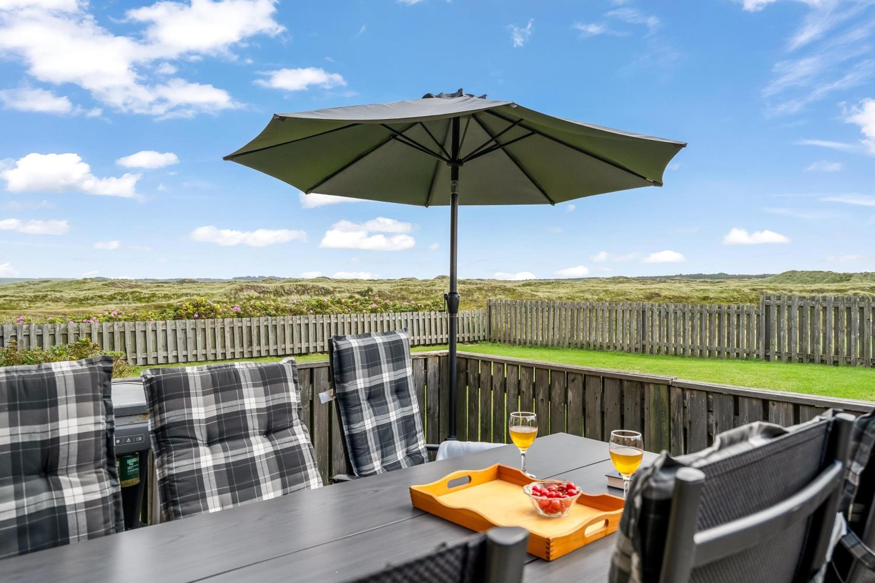 Lovely Holiday Home With Panoramic Views Of The North Sea view 2