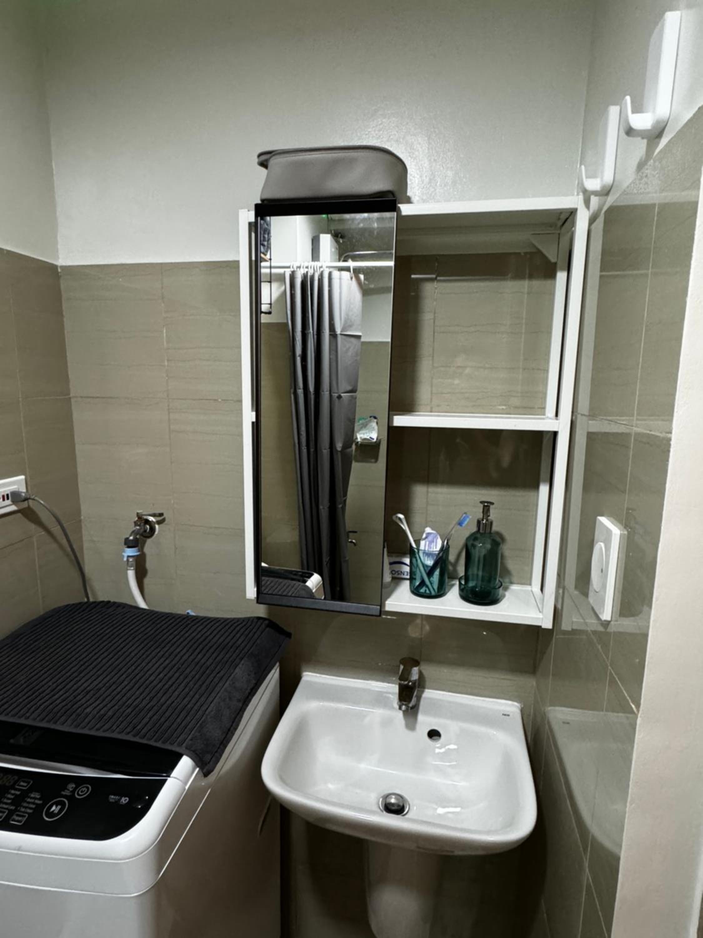 Evergreen suite- 1 bed 1 sofa bed, light sync TV view 4