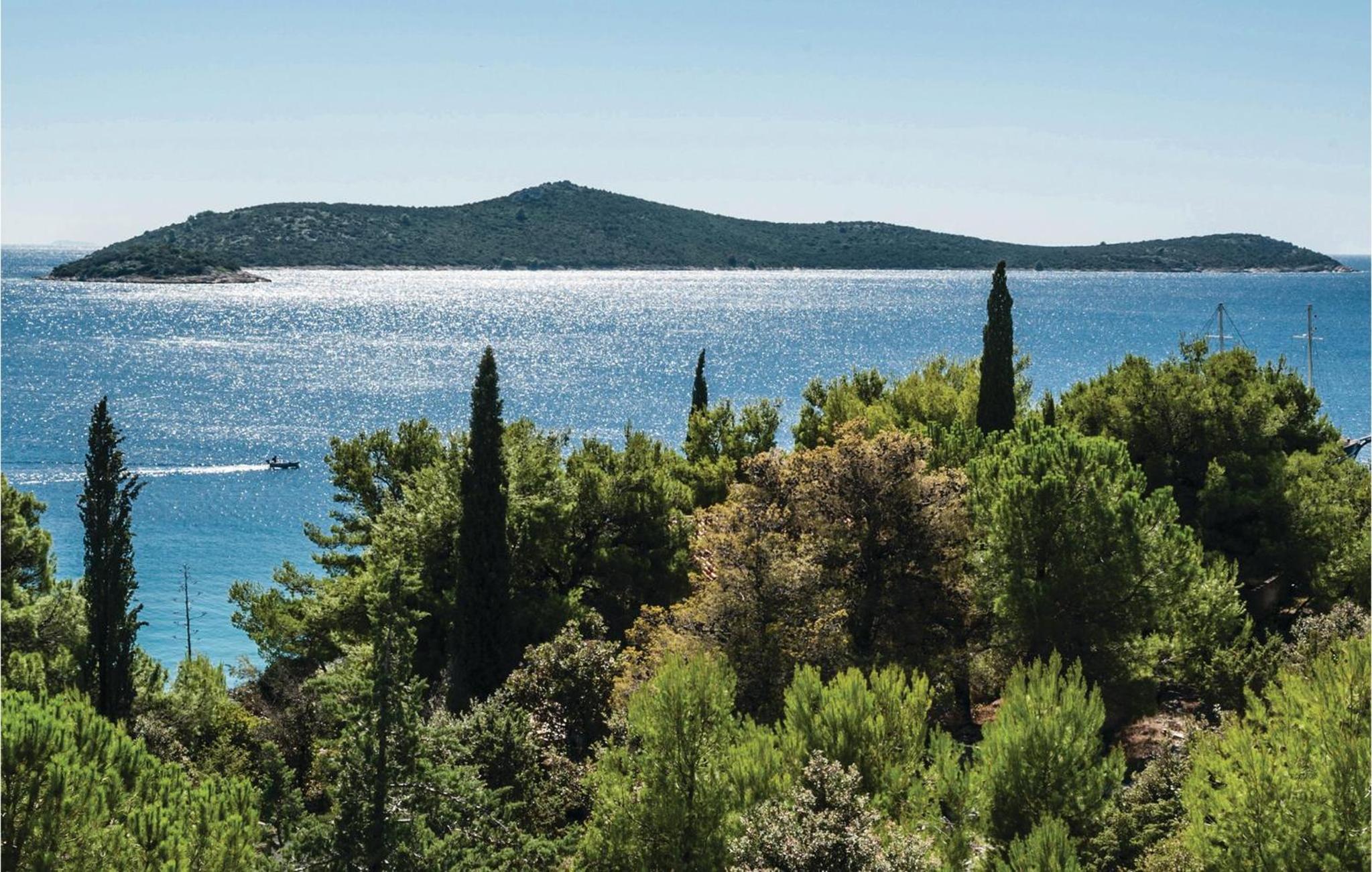 2 Bedroom Lovely Apartment In Vinisce view 5