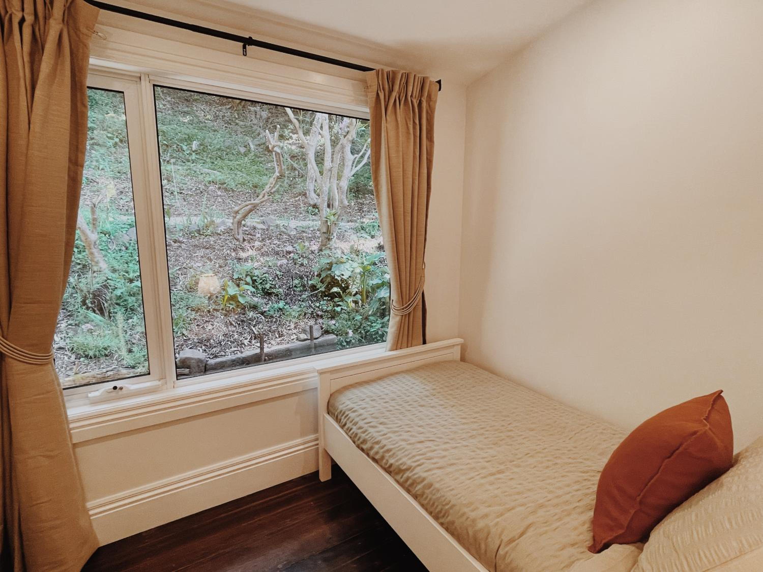 Getaway for 7 with King Bed and Open Fireplace