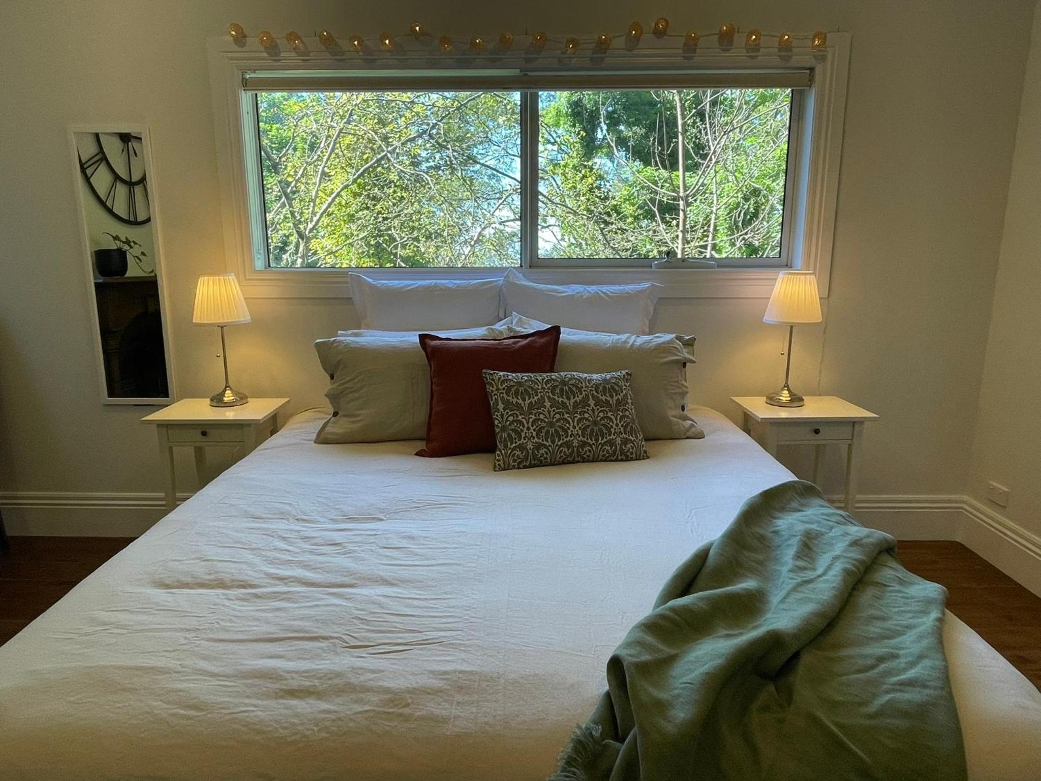 Getaway for 7 with King Bed and Open Fireplace