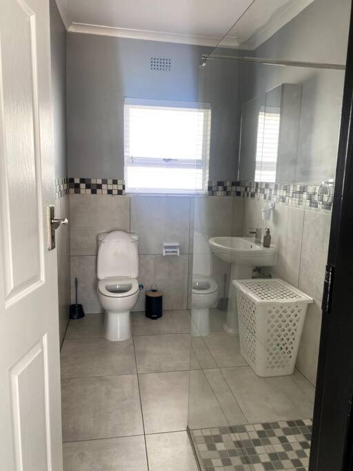 Serene Escape- 5min from Grand West Casino & Canal Walk view 2