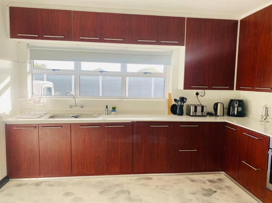 Serene Escape- 5min from Grand West Casino & Canal Walk view 3